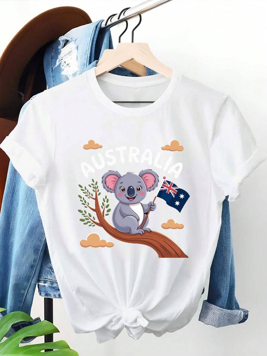 T-shirt femme avec motif koala australien et drapeau - 100% décontracté, col rond, manches courtes, avec design de carte d'Australie et koala. Confort toute l'année, lavage machine. Vêtement à thème australien pour le port décontracté et les souvenirs de voyage. Coupe décontractée avec un koala joueur tenant le drapeau australien. Couleurs vives pour un port toute la journée. - Noir - Voir 1