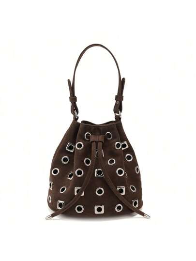 这款朋克风咖啡色单肩水桶包，采用PU材质，饰有孔眼和抽绳，磁扣开合。它融合了商务风、复古风和街头风，是一款时尚的单肩包。可收纳手机、钱包和化妆品，适合工作、上学、购物、约会、露营等各种场合，也是一份不错的节日礼物。