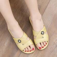 Sandalias de suela gruesa con talón de mujer Sandalias planas de cuatro hojas con pedrería metálica para mujer. Zapatos casuales sin cordones con suelas antideslizantes y resistentes al desgaste. Zapatillas de madre de tamaño mediano, refinadas y de alta gama, con diseño floral y puntera redondeada estilo hada. - Amarillo - Ver 3