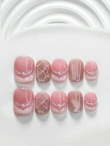 10件套粉色法式亚克力美甲套装，包含亚克力美甲贴纸、白色珍珠装饰、粉色网格手绘图案、白色猫眼指甲油，风格优雅时尚，附赠美甲工具（1张果冻贴纸+1把指甲锉）。提供三种形状：方形、短方形、杏仁形。适合派对、春夏，是送给女性和女孩的绝佳礼物。 - 彩色 - 查看 12