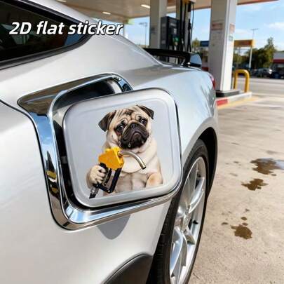 1 miếng dán phẳng 2D, hình chú chó Bulldog màu nâu nhạt và trắng đang cầm vòi bơm xăng màu vàng có ống kim loại, dùng dán nắp bình xăng xe hơi, decal trang trí ô tô.