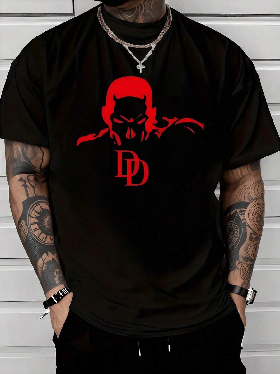 Figura de un héroe oscuro con sombra roja que simboliza fuerza valentía y espíritu indomable representando la lucha interior de superar límites y proteger ideales camiseta de hombre casual cómoda para uso diario y actividades urbanas - Negro - Ver 1