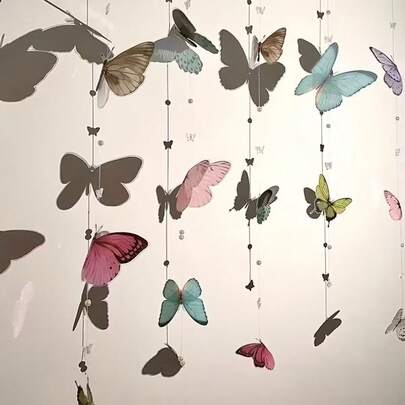 Bộ 43 món rèm bướm ngọc trai tự làm (bao gồm bướm 3D, dây ngọc trai nhiều màu sắc, móc dán), dễ treo, thích hợp cho phòng ngủ, cửa sổ phòng, trang trí nhà cửa, trang trí đám cưới và đạo cụ chụp ảnh.