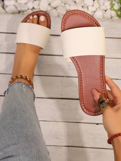 Sandalias de tacón plano cómodas y casuales en color beige para mujer, adecuadas para uso diario, calle, playa y vacaciones. Versátiles con vaqueros cortos, camisetas holgadas, pantalones de pierna ancha, vestidos florales, camisolas de unicolor y pantalones rectos de cintura alta. Apropiadas para compras diarias, tiendas de conveniencia, paseos por la comunidad, playa, piscina, relajarse en casa y viajes cortos.