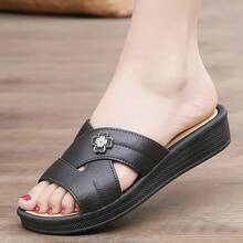 Sandalias de suela gruesa con talón de mujer Sandalias planas de cuatro hojas con pedrería metálica para mujer. Zapatos casuales sin cordones con suelas antideslizantes y resistentes al desgaste. Zapatillas de madre de tamaño mediano, refinadas y de alta gama, con diseño floral y puntera redondeada estilo hada. - Negro - Ver 4