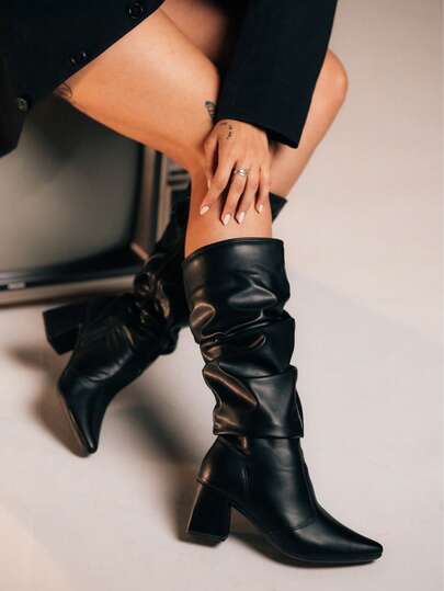 Bota Feminina Shay Cano Longo Enrugado Slouchy Bico Fino Salto Bloco Médio Confortável Elegante Casual