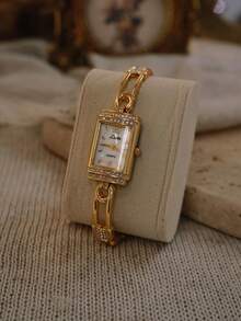 Chiếc đồng hồ nữ hình kẹp giấy mạ vàng kiểu Pháp mới này vô cùng tinh tế, thanh lịch và thời trang, mang hơi hướng cổ điển cao cấp. Đồng hồ sử dụng bộ máy thạch anh, phù hợp để đeo hàng ngày, dự tiệc, đi nghỉ lễ hoặc làm quà tặng sinh nhật/lễ hội. - Một cỡ - Xem 3