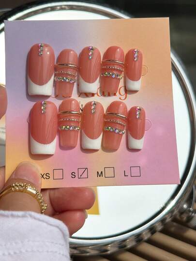 10片手工可重复使用全覆盖美甲贴纸 - 方形中长法式尖头粉白亮面按压式美甲贴，适合女性，通勤和休闲佩戴，简约优雅设计，饰有闪亮水钻和钢珠链，3D立体效果，美甲贴纸，专业美甲，高品质贴纸，可爱经典的法式美甲，适合女性和女孩日常及派对佩戴，全覆盖假指甲，附赠美甲工具套装，是送给女性和女孩的理想礼物。