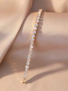 这款多尺寸全锆石网球手链，采用奢华嘻哈风格，金色底托搭配“密集锆石镶嵌+网球链结构”设计，融合了闪耀的嘻哈气息和精致的奢华珠宝质感。风格成熟，适合日常出行、时尚穿搭和休闲派对。 - 金色 - 查看 5