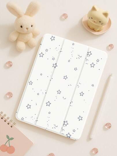 这款精致可爱的卡通蓝星波点双面亚克力水晶透明后盖，防震耐用，适用于iPad第7、8和10代（10.2英寸）。它内置笔槽，支持睡眠/唤醒功能和多种折叠支架模式。是理想的送礼之选。