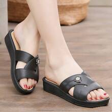 Sandalias de suela gruesa con talón de mujer Sandalias planas de cuatro hojas con pedrería metálica para mujer. Zapatos casuales sin cordones con suelas antideslizantes y resistentes al desgaste. Zapatillas de madre de tamaño mediano, refinadas y de alta gama, con diseño floral y puntera redondeada estilo hada. - Negro - Ver 8