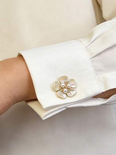 1 Pc Fashion Minimalist Faux Pearl Flower-Shaped Cufflinks, Women's Brooch Buckles, Stylish High-End Brooch Decorations, Turtle Buckles, Clip Buckles, Tie Clips, Women's Accessories, Light Luxury Elegant Party Cufflinks For Women, Suitable For Daily Wear, Gifts For Friends, Couple Gifts, Gifts For Family.