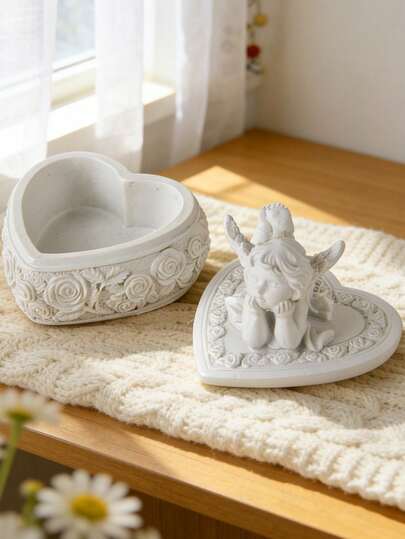 复古天使心形首饰盒，树脂材质，可收纳耳环、戒指、项链等饰品，美观实用，适合摆放在梳妆台、卧室、浴室等处，是送给女性、女孩、婚礼或生日的理想礼物，也是波西米亚风家居装饰的佳品。