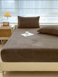 Solid Deep Brown Skin-Friendly Soft Comfortable Warm Crystal Velvet Fitted Sheet 3 Pieces Set (1*Fitted Sheet + 2*Pillowcases), Machine Washable, Suitable For Bedroom & Guest Room, All Seasons - Coffee Brown - View 6
