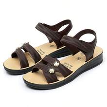 Sandalias de suela gruesa con talón de mujer Sandalias para madres de mediana edad Novedades de verano Sandalias planas de moda para mujer para exteriores Suela plana antideslizante Zapatos para abuelas de mediana edad y mayores Cierre de Sandalias casuales con perlas y flores - Marrón - Ver 8