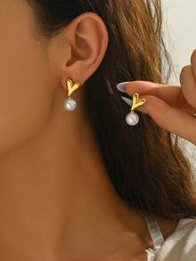 1 Pair Fashionable Gold Heart-Shaped Pearl Earrings, Heart Design Paired With Smooth Pearls, Romantic And Elegant Fusion With Exquisite Details Radiating Charming Allure - Earrings - View 7