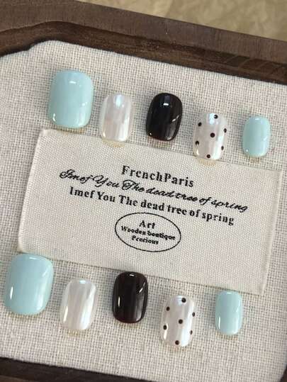 这款10件装眼镜采用清新配色，包括浅薄荷绿、半透明白色猫眼图案、深棕色和波点图案，散发着温柔优雅的法式风情。柔和的粉彩色调与经典细节的结合，打造出百搭精致的造型，完美点缀日常穿搭、商务场合和休闲聚会，四季皆宜。