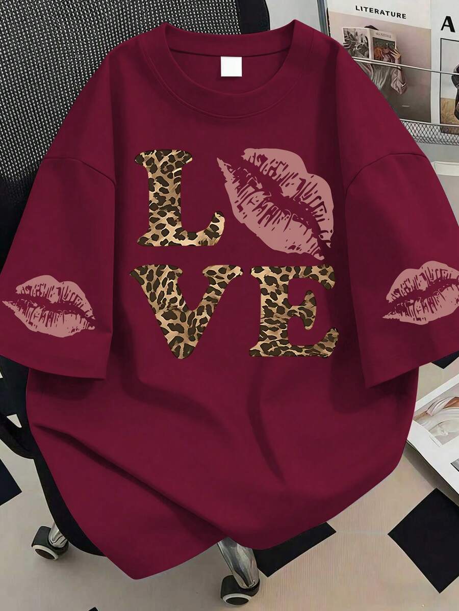 Camiseta de cuello redondo con estampado de leopardo y labios rosas, top para mujer de talla grande. Adecuado para vacaciones de verano, días festivos, regalo de Año Nuevo, regalo del Día de San Valentín, regalo del Día de la Madre, regalo para mamá, top de manga corta para graduación, atuendo de regreso a la escuela, ceremonia de graduación, etc. - Burdeos - Ver 1