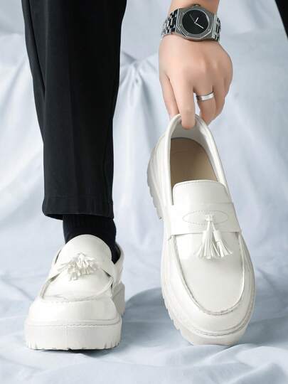 2026 Nuevos zapatos formales de cuero con suela gruesa de moda para hombres, zapatos de vestir con borlas lacadas negras para bodas, primavera; Mocasines formales de lujo con slip-on para hombres, mocasines suaves, zapatos formales de noche para caballero, diseño minimalista; 2026 Nuevos tenis casuales con slip-on, botas de tobillo de otoño, zapatos de estilo coreano transpirables