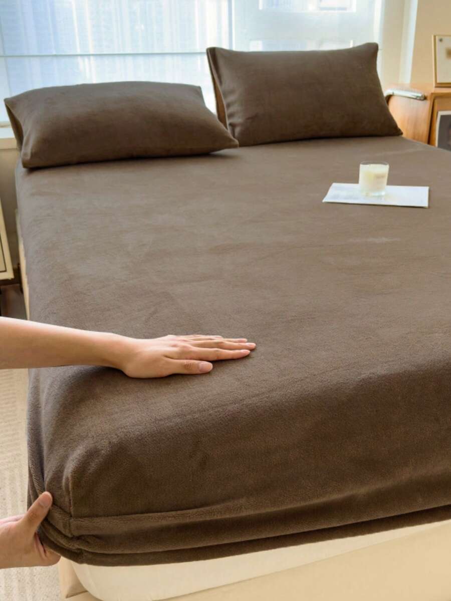 Solid Deep Brown Skin-Friendly Soft Comfortable Warm Crystal Velvet Fitted Sheet 3 Pieces Set (1*Fitted Sheet + 2*Pillowcases), Machine Washable, Suitable For Bedroom & Guest Room, All Seasons - Coffee Brown - View 1