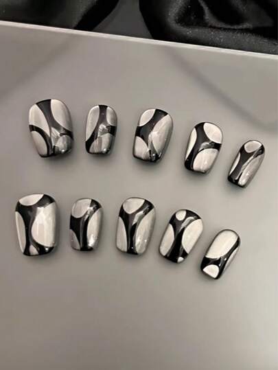 10片纯手工制作的短方形美甲贴片，以银灰色猫眼为底，手工绘制黑色不规则流动几何线条。它不仅拥有现代艺术的抽象美感，更传递出金属质感的冷峻气息。温柔优雅的可爱美甲，适合女士和女孩在春夏秋冬的各种节日派对和日常生活中使用。