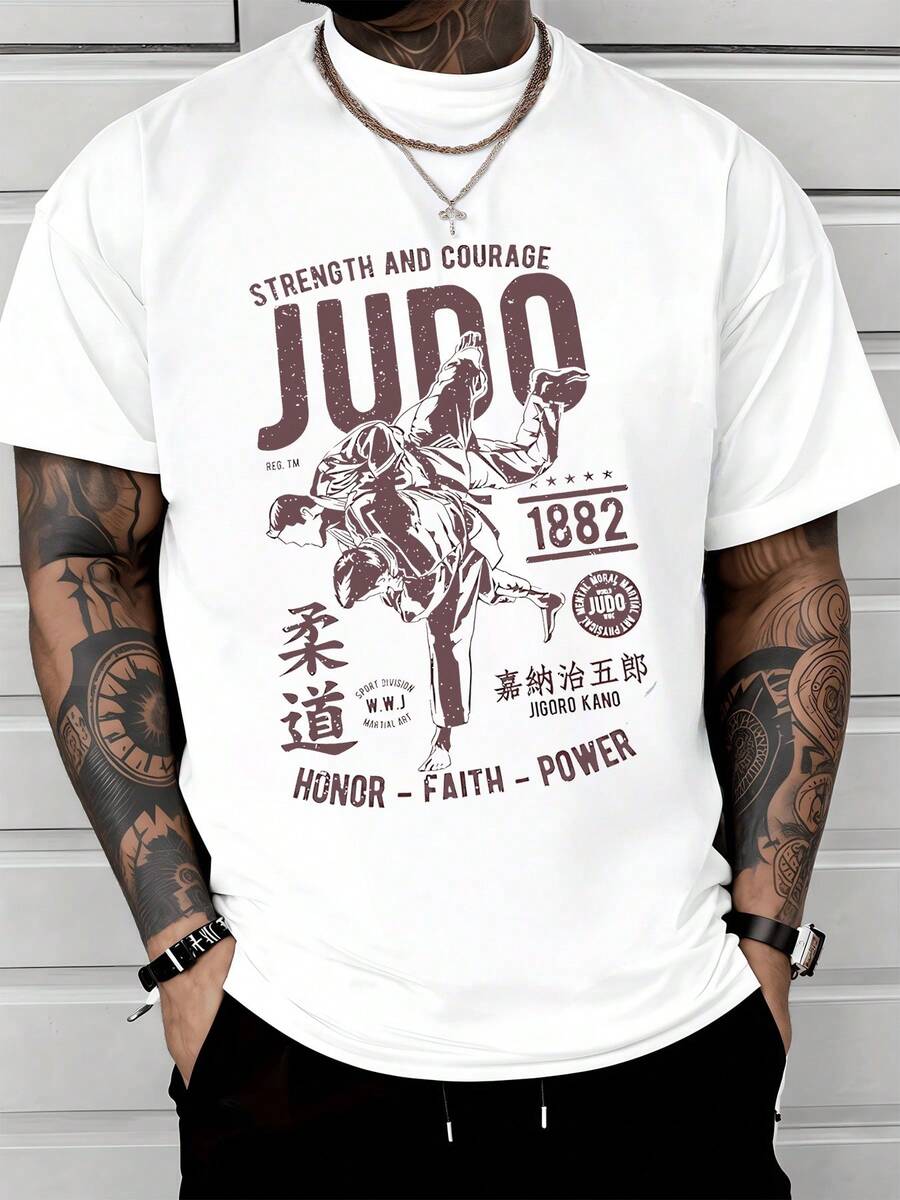 Dos luchadores de judo ejecutan una técnica poderosa que simboliza fuerza honor fe y control interior con letras que evocan coraje en la superación personal y pasión por las artes marciales camiseta de hombre cómoda casual deportiva ideal para entrenamiento o uso diario - Blanco - Ver 1