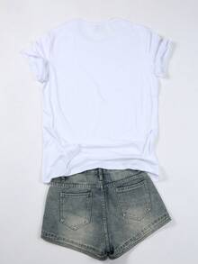 This VONDUTCH Women's Y2K Two-Piece Set Features A VONDUTCH Logo And Cartoon Print. It's A Summer Style Set With A T-Shirt And Shorts, Made Of Soft And Comfortable Fabric, Suitable For Workouts, Outdoor Activities, Parties, And More. It Also Makes A Lovely Gift. - 白色+黑色 - 查看 2
