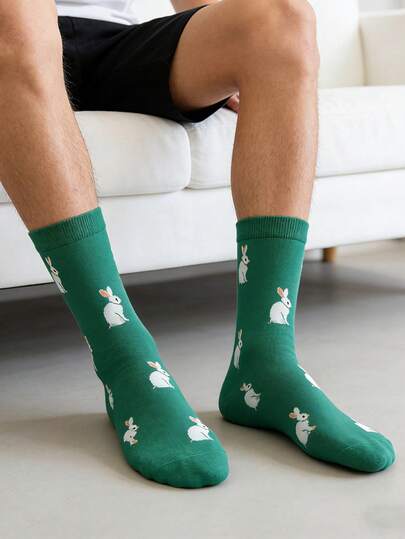 1双男士绿色底白色兔子图案中筒袜，四季皆宜。
