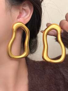 1 Đôi bông tai kim loại rỗng bất đối xứng, kiểu dáng Châu Âu và Mỹ, thời trang cá tính, cỡ lớn, thích hợp làm quà tặng cho phụ nữ, bé gái, khi đi du lịch, dự đám cưới, tiệc tùng, sinh nhật, Giáng sinh 2026. - vàng mờ - Xem 5