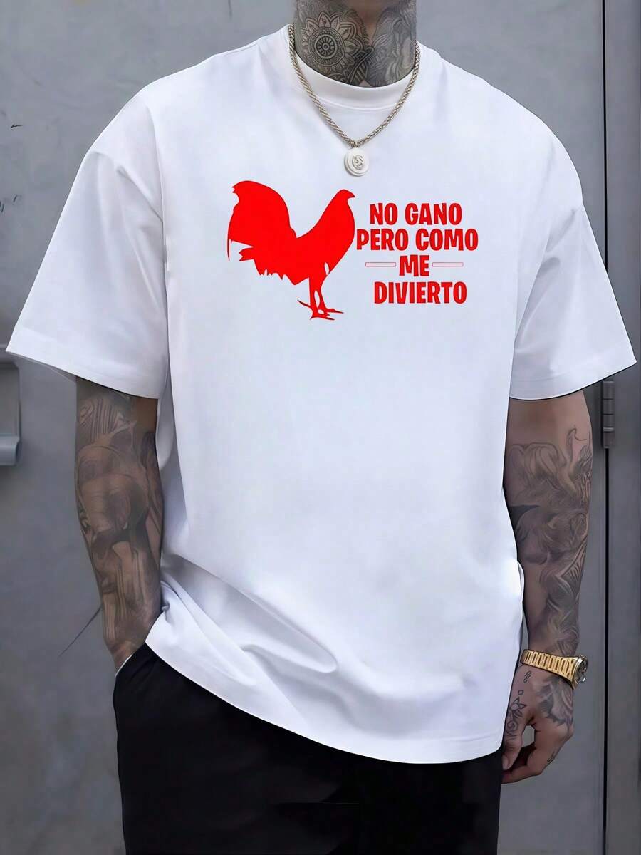 Figura de gallo amarillo que simboliza valentía alegría y espíritu libre con frase humorística que expresa confianza y diversión ideal para quienes disfrutan la vida con actitud positiva camiseta de hombre casual cómoda de algodón para uso diario - Blanco - Ver 1