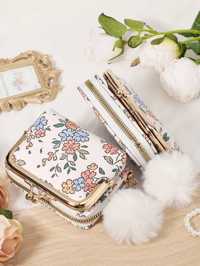 这款女士钱包饰有毛绒球吊坠，采用短款PU皮革材质，拉链搭扣设计，多功能大容量，轻便时尚，适合存放零钱、卡片等。商务休闲风格，可装信用卡、现金等，是教师节、周年纪念日、生日等场合的理想礼物，也适合送给女士、白领等职场人士。