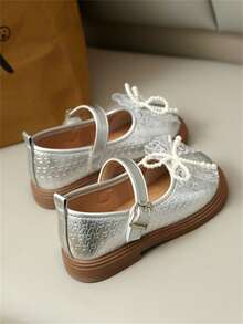 1 đôi giày bệt cho bé bằng da giả, thiết kế dập nổi họa tiết nơ bạc dễ thương, có miếng đệm massage và đế mềm chống trượt, phù hợp cho mùa xuân, hè, thu và đông. - Bạc - Xem 4