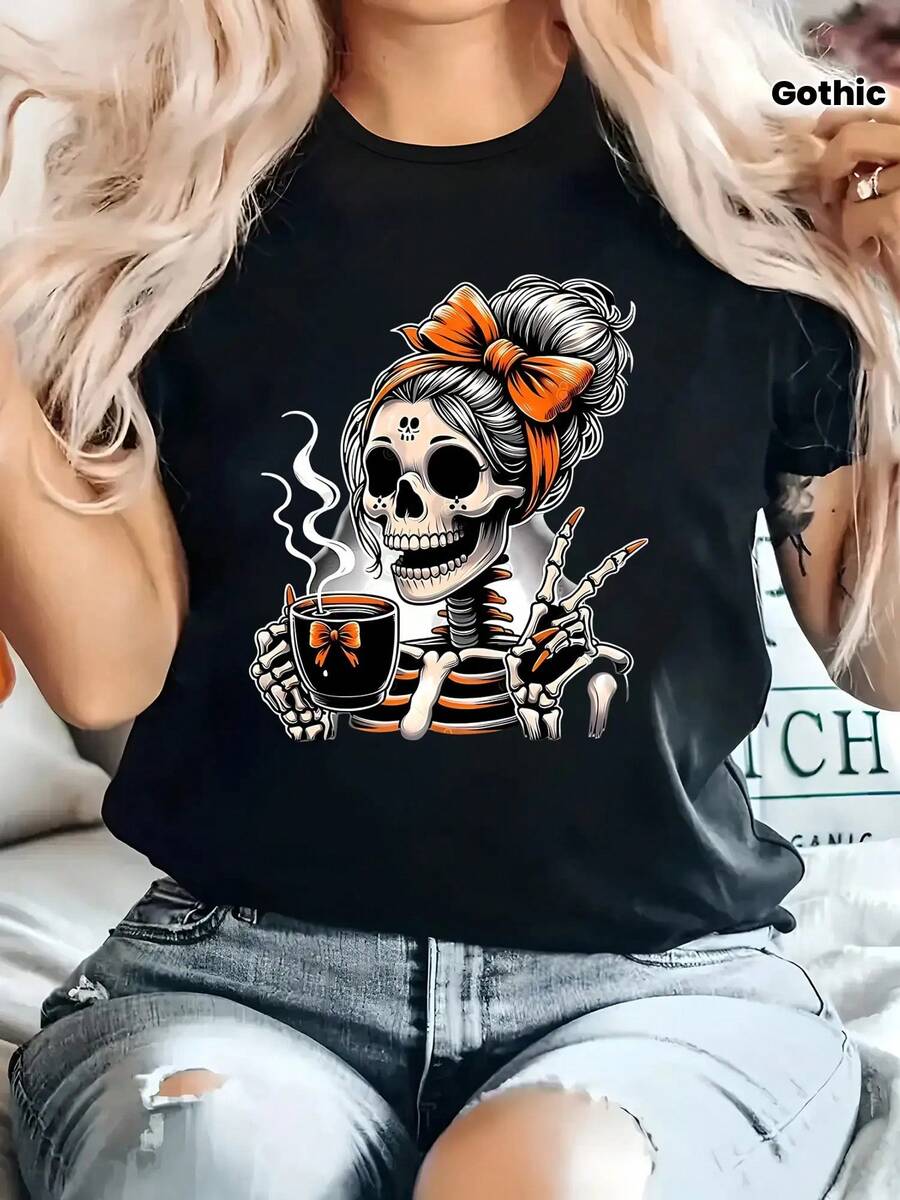 Estilo Oscuro y Divertido: Camiseta con Estampado de Calavera Sosteniendo una Taza de Café, Top Casual Moderno de Manga Corta con Cuello Redondo, Ropa Casual para Mujer con Estampado de Letras, Adecuada para Uso Diario, Camiseta Negra, Regalo Perfecto para las Fiestas. - Negro - Ver 1