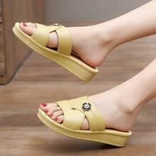 Sandalias de suela gruesa con talón de mujer Sandalias planas de cuatro hojas con pedrería metálica para mujer. Zapatos casuales sin cordones con suelas antideslizantes y resistentes al desgaste. Zapatillas de madre de tamaño mediano, refinadas y de alta gama, con diseño floral y puntera redondeada estilo hada. - Amarillo - Ver 2