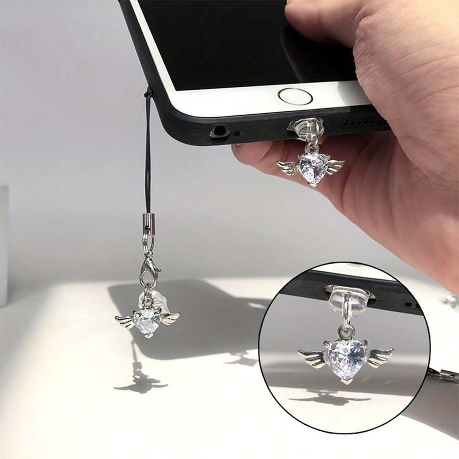 锆石心形飞翼手机防尘塞 - 配有手机挂绳，造型百变 | 寓意自由翱翔的美好愿望 | 兼容 /Type-C 充电接口 | 圣诞礼物 | 新年礼物 | 手机挂饰