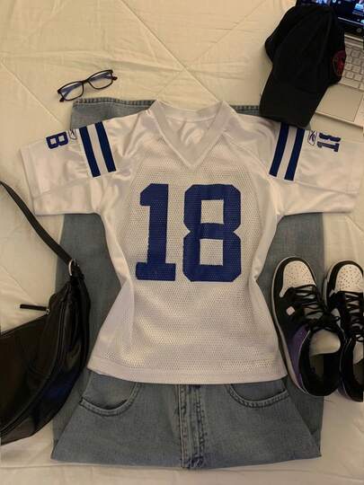 复古 Y2K 18 号足球球衣 - 白色和蓝色网眼宽松上衣，适合比赛日穿着；女款 18 号足球球衣 - 白色和蓝色网眼 V 领复古宽松上衣，适合街头穿着。