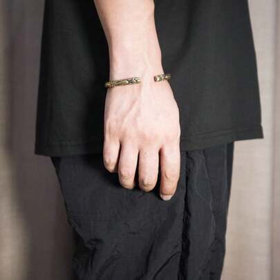 1pc Oriental Mythical Style 3D High-Relief Double Dragon Head Bangle, Made Of Thick And Solid Brass Material, Vivid Dragon Scale Details, Symbolizing Protection And Strength, Suitable For Powerful Men To Wear Or As A Gift For Major Occasions Like Birthday Year Or Business Opening.