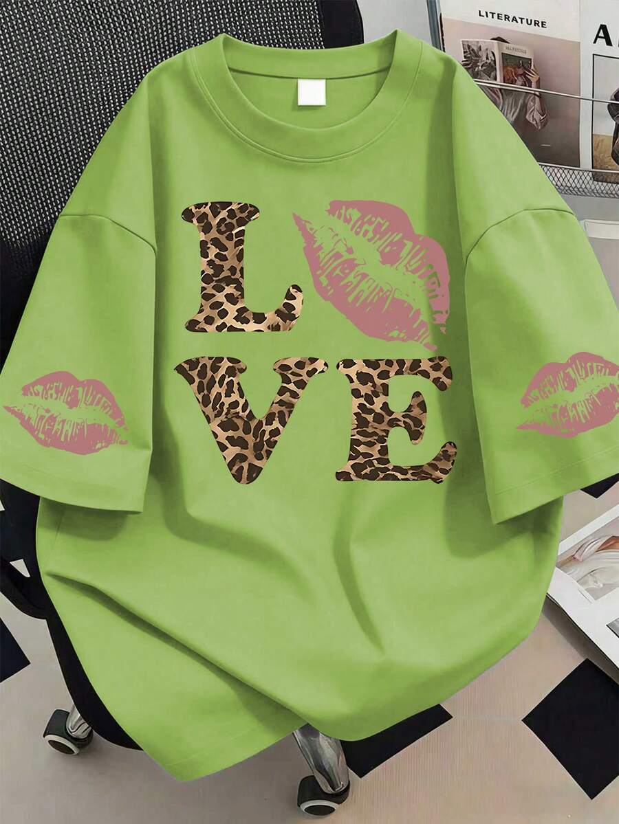 Love Leopard Print Pink Lip Graphic Round Neck T-Shirt, Plus Size Women Top. Suitable For Summer Vacation, Holidays, New Year Gift, Valentine's Day Gift, Mother's Day Gift, Gift For Mom, Graduation Short Sleeve Top, Back To School Outfit, Graduation Ceremony, Etc. - Limelight Green - View 1