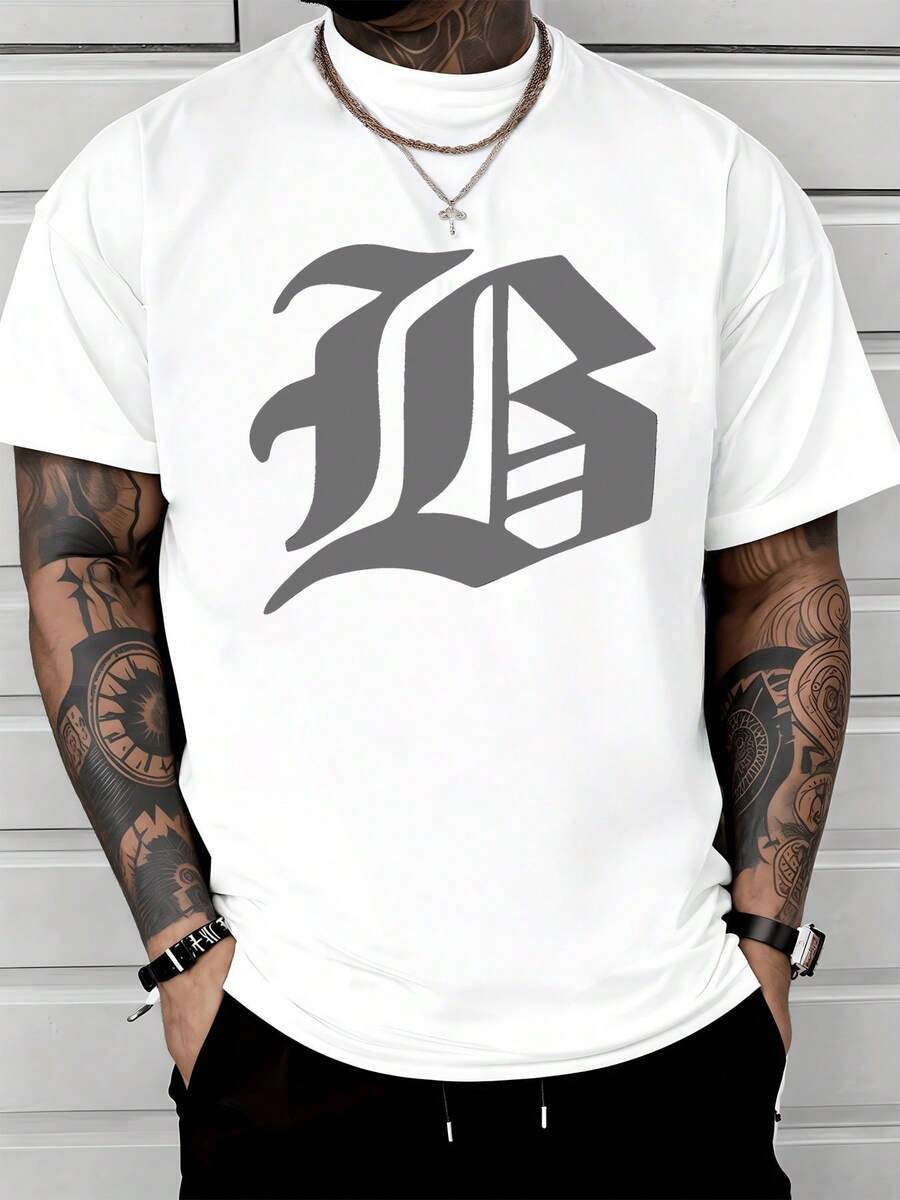 Letra gótica grande en el pecho simboliza fuerza confianza y un espíritu independiente evocando energía urbana y actitud moderna perfecta para quienes desean destacar camiseta de hombre cómoda casual elegante para uso diario - Blanco - Ver 1
