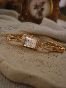 Chiếc đồng hồ nữ hình kẹp giấy mạ vàng kiểu Pháp mới này vô cùng tinh tế, thanh lịch và thời trang, mang hơi hướng cổ điển cao cấp. Đồng hồ sử dụng bộ máy thạch anh, phù hợp để đeo hàng ngày, dự tiệc, đi nghỉ lễ hoặc làm quà tặng sinh nhật/lễ hội. - Một cỡ - Xem 4