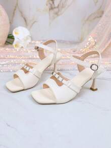 Giày cao gót mũi vuông màu trắng với quai kép và khóa bạc - Sandal đế dày phù hợp với quần jeans. - trắng - Xem 9