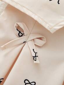 Este es un conjunto de ropa elegante y exquisito para niñas, con un color principal blanco crema, estilo chaleco sin mangas, cuello en V, combinado con una falda corta plisada, adornado con un estampado de pequeños lazos negros en todo el conjunto, el patrón de lazos negros añade un toque de encanto infantil, adecuado para actividades escolares, reuniones familiares o ocasiones formales. - Beis - Ver 6