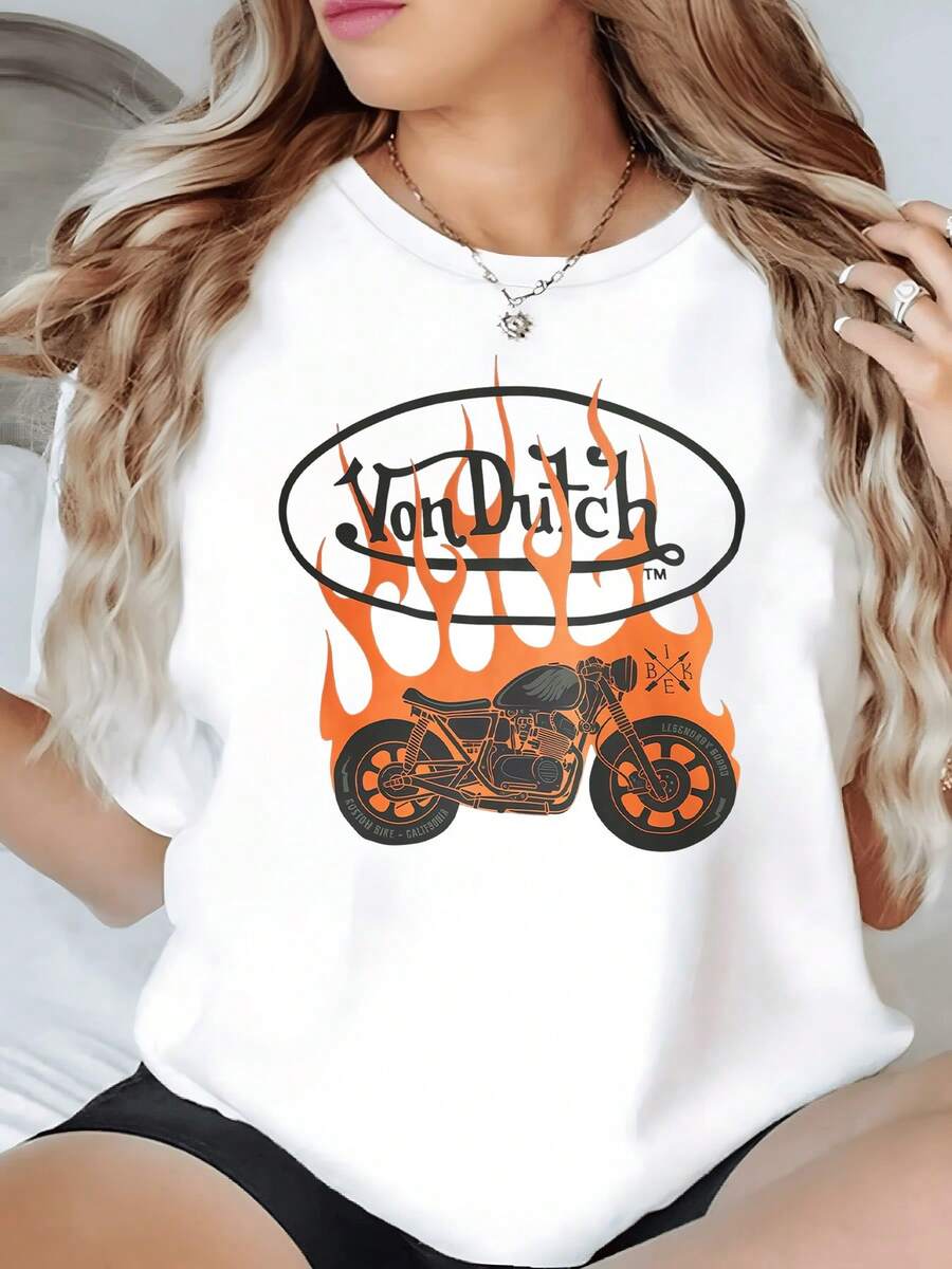 Motocicleta clásica rodeada de llamas naranjas que simbolizan energía libertad y pasión por la velocidad camiseta de mujer 220g casual moderna para uso diario - Blanco - Ver 1