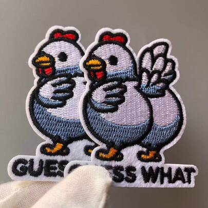 1片卡通公鸡图案热熔刺绣布贴。使用方便，可熨烫或缝纫固定。是个性化服装、遮盖破损、污渍和孔洞的绝佳方式。适用于DIY装饰衣服、外套、鞋子、帽子、背包和手提包。手工爱好者的必备之选！