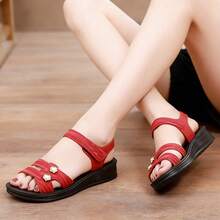 Sandalias de suela gruesa con talón de mujer Sandalias para madres de mediana edad Novedades de verano Sandalias planas de moda para mujer para exteriores Suela plana antideslizante Zapatos para abuelas de mediana edad y mayores Cierre de Sandalias casuales con perlas y flores - Rojo - Ver 8