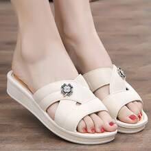 Sandalias de suela gruesa con talón de mujer Sandalias planas de cuatro hojas con pedrería metálica para mujer. Zapatos casuales sin cordones con suelas antideslizantes y resistentes al desgaste. Zapatillas de madre de tamaño mediano, refinadas y de alta gama, con diseño floral y puntera redondeada estilo hada. - Beis - Ver 2