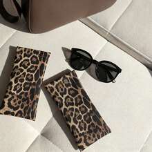 1pc Leopard Print Fashion Glasses Case, Comes With Cleaning Cloth, Snap-Button Eyeglasses Box, Unisex Glasses Accessory - Multicolor - View 1