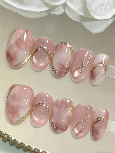 Bộ 10 móng giả ngắn hình oval hiệu ứng nhuộm tie-dye, kiểu dáng thanh lịch, thiết kế mắt mèo Y2K với hiệu ứng chuyển màu hồng nhạt và be, đường viền vàng. Phụ kiện trang trí móng tay.