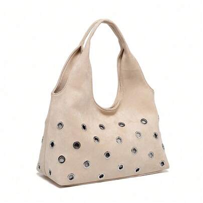 这款现代风格的米白色女士单肩包采用聚氨酯（PU）材质，饰有铆钉和磁扣设计。它融合了商务风和街头风，是一款简约时尚、容量大、轻便的单肩包。可收纳手机、钱包、化妆品等物品。适合工作、上学、购物、露营、旅行、约会、作为节日礼物以及户外活动等各种场合。