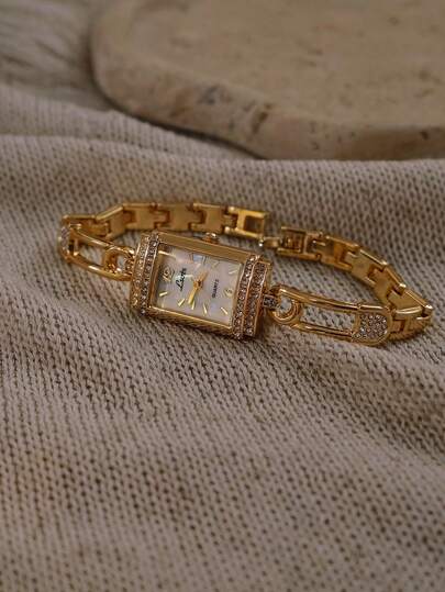 Este nuevo reloj de mujer con forma de clip de papel chapado en oro al estilo francés es exquisito, elegante, con estilo y tiene un aire retro de alta gama. Hecho de cuarzo, es adecuado para uso diario, fiestas, decoración navideña o como regalo de cumpleaños u ocasión festiva.